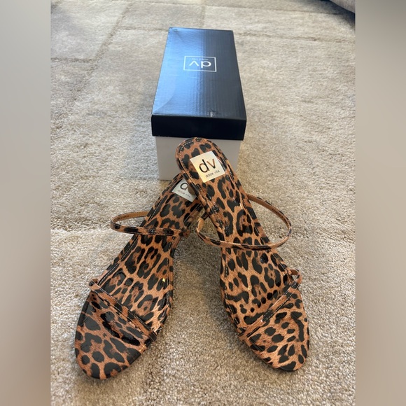 Women’s DV Dolce Vita DARCEE Shiny Leopard Kitten Heel Sandals Size 9 NIB - Picture 1 of 7